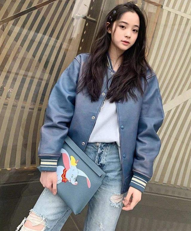 蓝色棒球服搭配牛仔裤