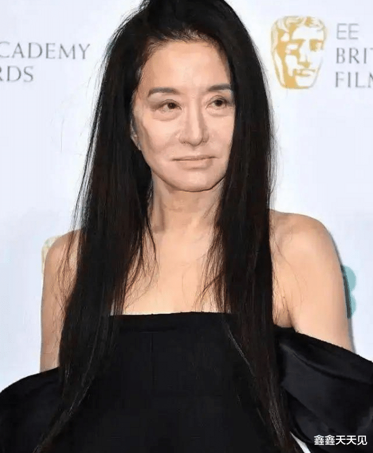 王薇薇70岁脸太"干巴",好在有双"玉女腿",到哪都穿高跟鞋