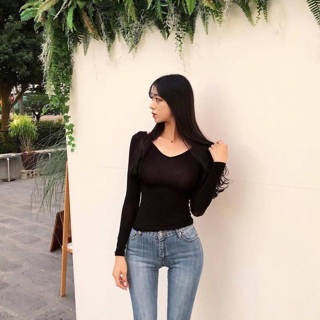 牛仔裤美女时尚潮流,无需刻意塑造s曲线,展现女性动人