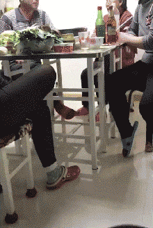 搞笑gif 正文  在某个精神病院,有一个病人拿着一个鱼竿在一个装满