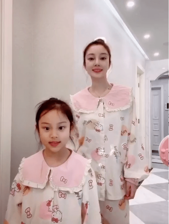跟贾乃亮离婚之后，李小璐是完全