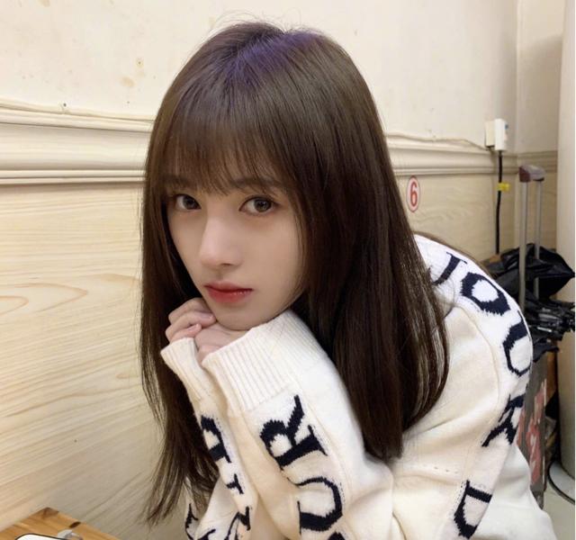 鞠婧祎剪齐刘海,自侃超级无敌厚,清新可人少女感满满