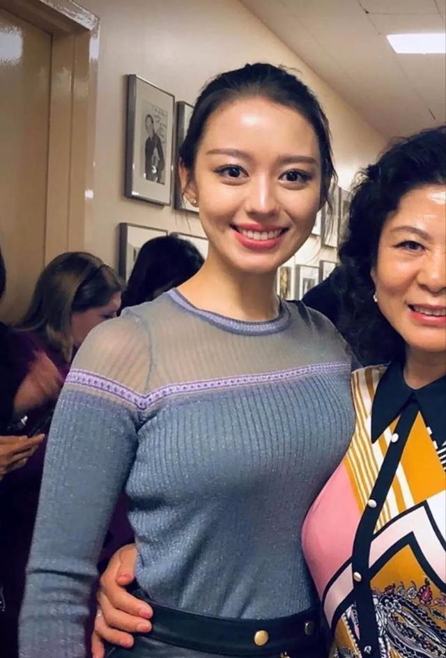 吉娜童年大眼清纯可爱,皮肤白皙像韩剧女主角,从小发育就好