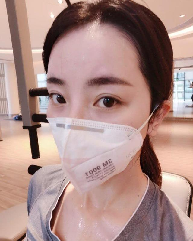 央视美女主持人李思思戴口罩去健身房运动,网友提醒最