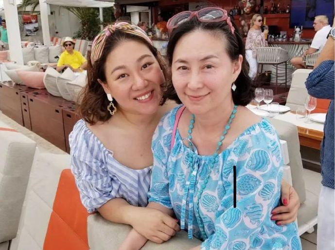 何超琼与干外孙女合影曝光,化身外婆与孩子们互动,一生未育但超宠溺