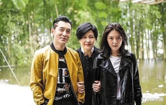 李咏女儿晒近照,浓眉大眼皮肤好,继承了父母的所有优点!