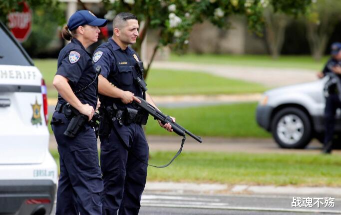 报应来了 洛杉矶两名警察遭歹徒爆头 枪手逃之夭夭特朗普无能狂怒 军事资讯 八戒游戏