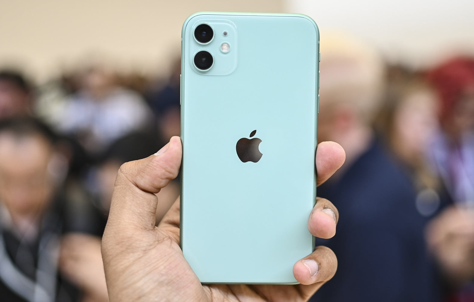 iphone 11正式跌至退场价,数亿果粉舍不得说再见!