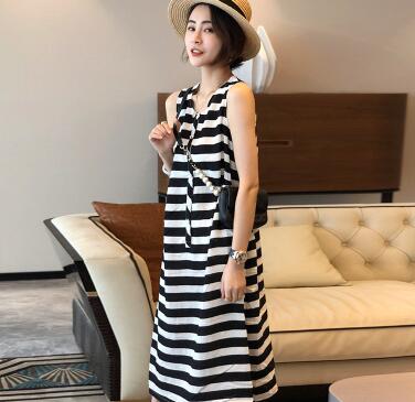 look2:黑白色背心连衣裙 t字平底凉鞋