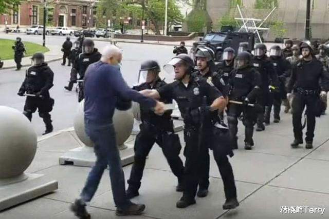 特朗普 总统级阴谋论 被警察推倒的老人是在 碰瓷 国际资讯 八戒游戏