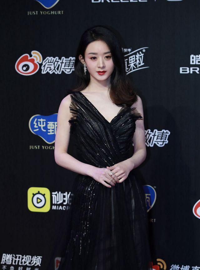 赵丽颖穿黑色纱裙亮相,身材纤细脸蛋精致,微博之夜艳压群芳