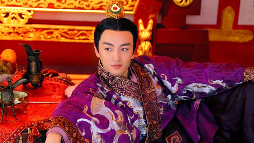 陈晓饰演的刘询是个流落街头的皇子,在登基前登基后都常常穿着紫色的