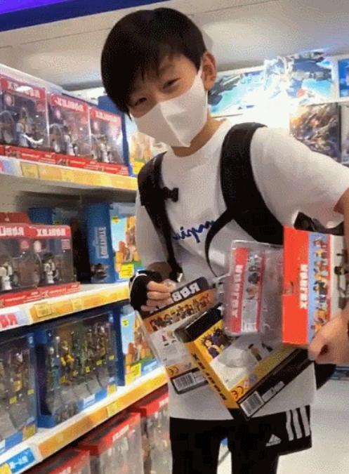 张柏芝携lucas戴口罩做足疗,享受跪式服务,13岁儿子机