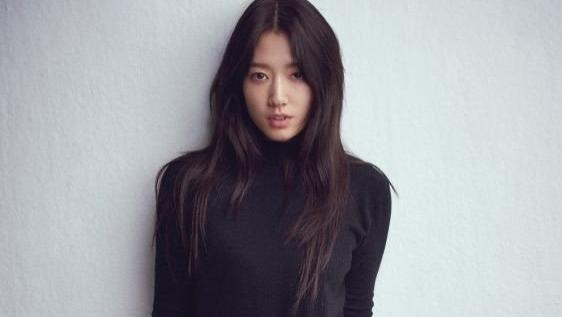 朴信惠回归长发，穿西装知性撩人，注意力全在内搭上了！