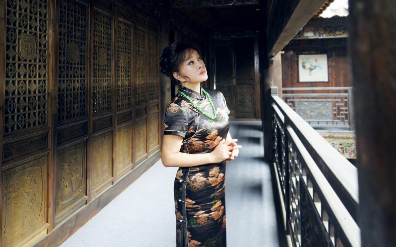 64岁刘晓庆穿旗袍美出新高度，不料未修图曝光，颜值差距太大_照片