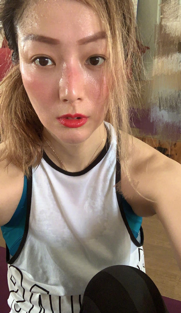 近日，郑秀文发福利晒健身照， 