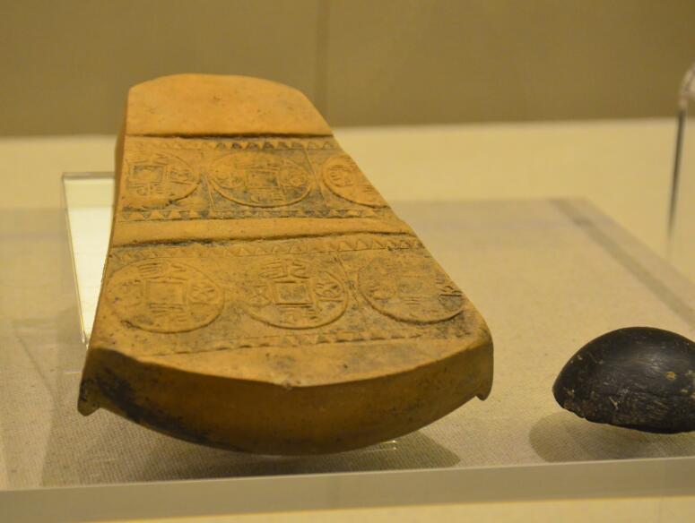 这是唐代的永通万国铭砖箕形砚和