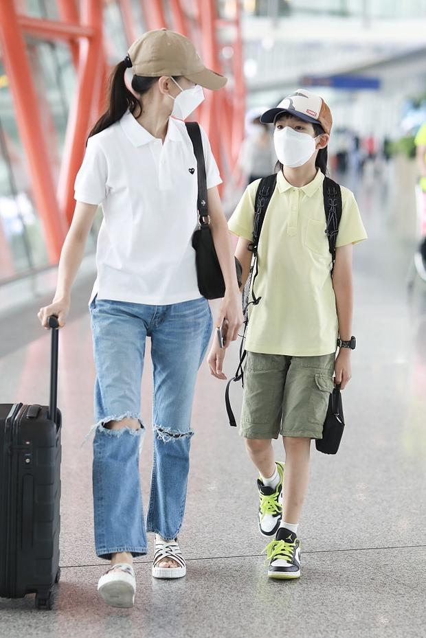 “小潘粤明”近照曝光，跟爸爸长