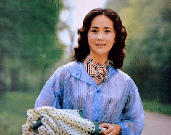 她是春晚主持,吞下300颗安眠药自杀,被抢救7天7夜,今74岁风采依旧 她是春晚主持,吞下300颗安眠药自杀,被抢救7天7夜,今74岁风采依旧