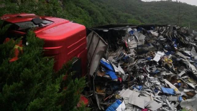 陕西汉中雨天路滑，一半挂车侧翻，司机被困驾驶室