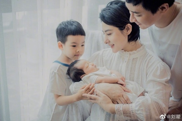 #刘璇晒女儿正面照# 据港媒报