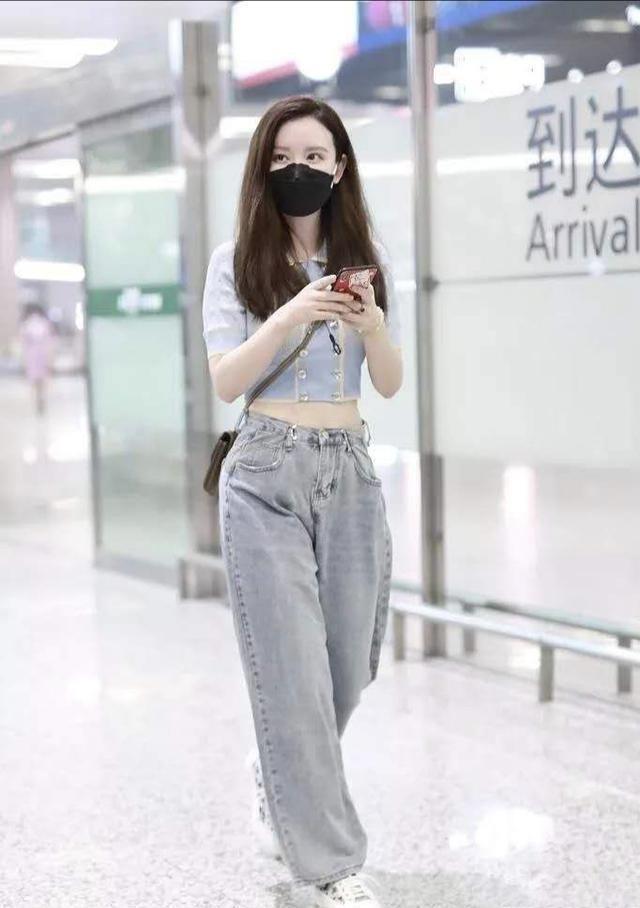 张萌"女团"身材真绝了,穿小一号上衣秀身材"巴掌腰"好抢眼