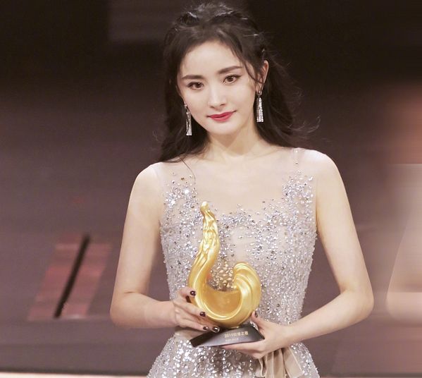 杨幂一袭闪钻长裙亮相活动,高清镜头下的她,33岁生图过于真实
