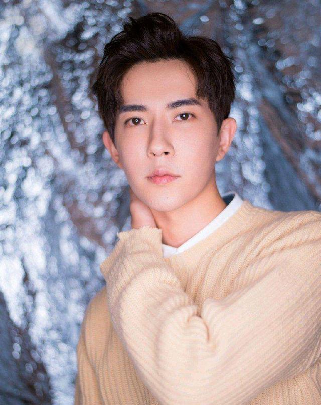 get不到帅点的男星?蔡徐坤全靠发型拯救,于朦胧人中长