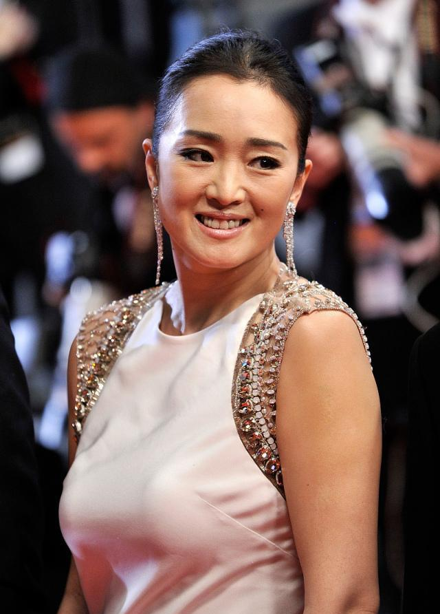 由巩俐饰演的郎咸平,很多人惊呼,那不就是郎导本尊吗? 请看图↓↓↓