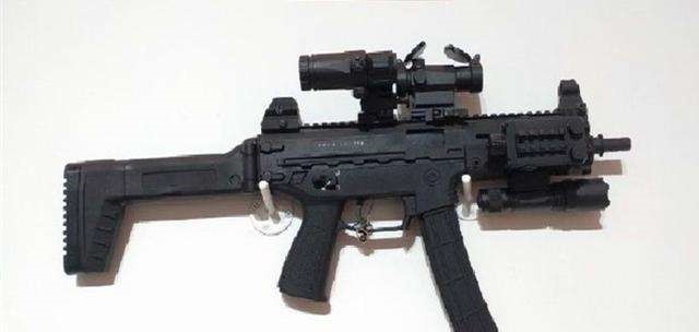 新疆特警用上阅兵新冲锋枪 各地警察轻火力的奇葩发展 军事资讯 娱乐新闻网