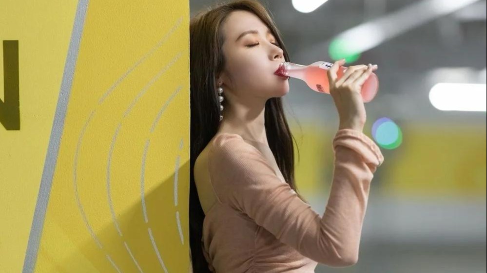 田间诗|停车场遇到一穿包臀裙的女人，神情落寞令人垂怜！