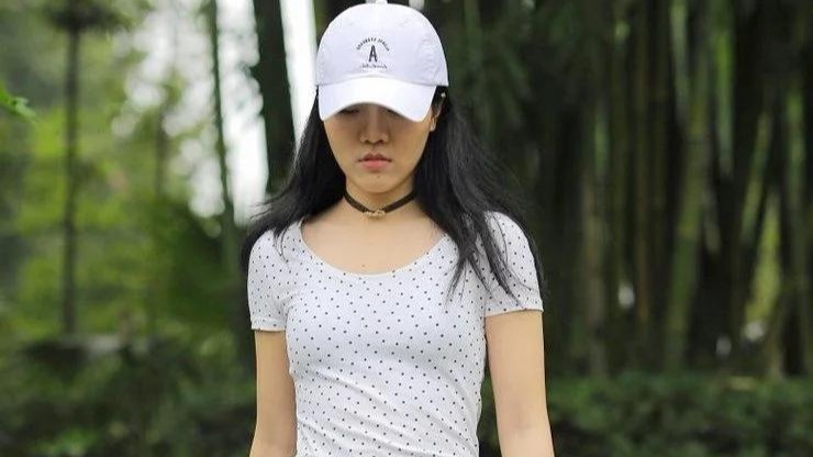 田间诗 幽静的小山村，适宜穿一件白色体恤搭配紧身牛仔裤的装扮！