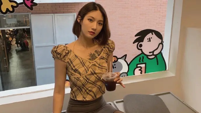 田间诗|夏日慵懒的午后，更适合一身格子衫T恤搭配包臀裙的装扮！