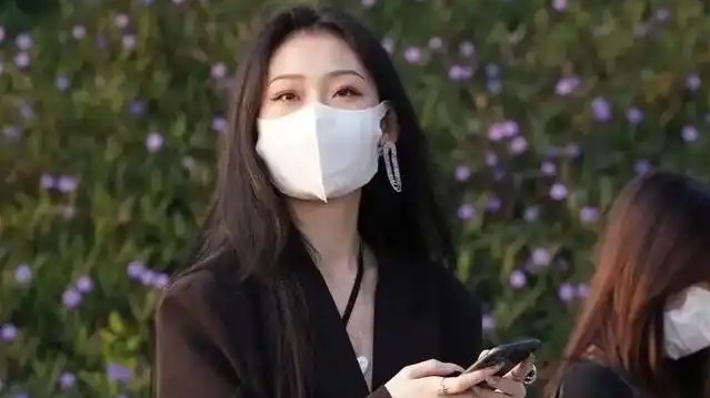 田间诗 穿一件西装搭配黑色丝袜，尽显女人成熟的魅力！