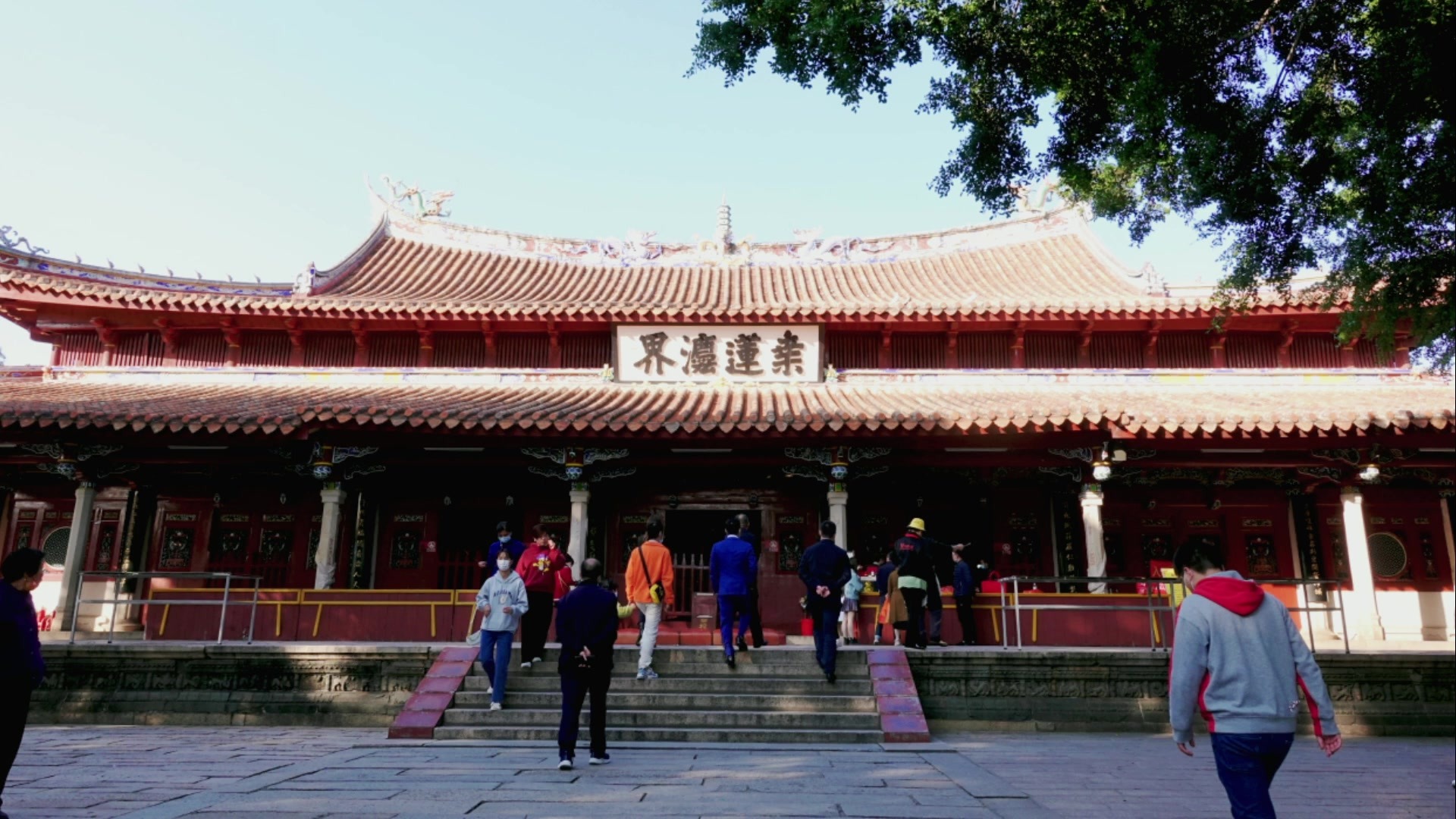作为泉州人精神栖居地开元寺，文物史迹众多，连南宋大理学家朱熹都赞叹到: “此地古称佛国，满街都是圣人