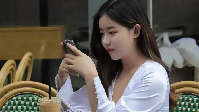 田间诗|白色衬衣搭配超短牛仔裤，让身材妖娆的女人锦上添花！