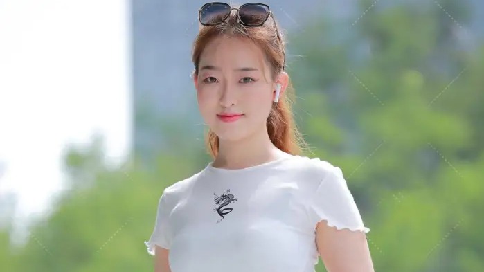 田间诗|雨过天晴，更适合搭配一款白体恤与紧身牛仔裤的装扮！