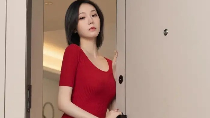 田间诗 袭一身猩红色短裙，尽显女人的妩媚与娇羞！