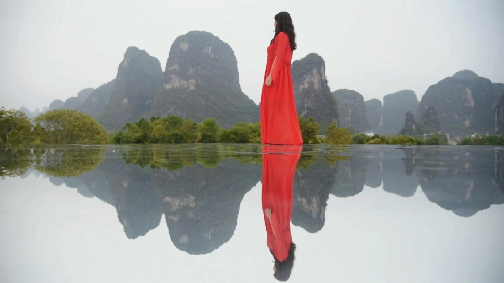 在阳朔十里画廊的骆驼山畔，有如画的山水，还有画中的良宿•奢网红旅拍酒店。