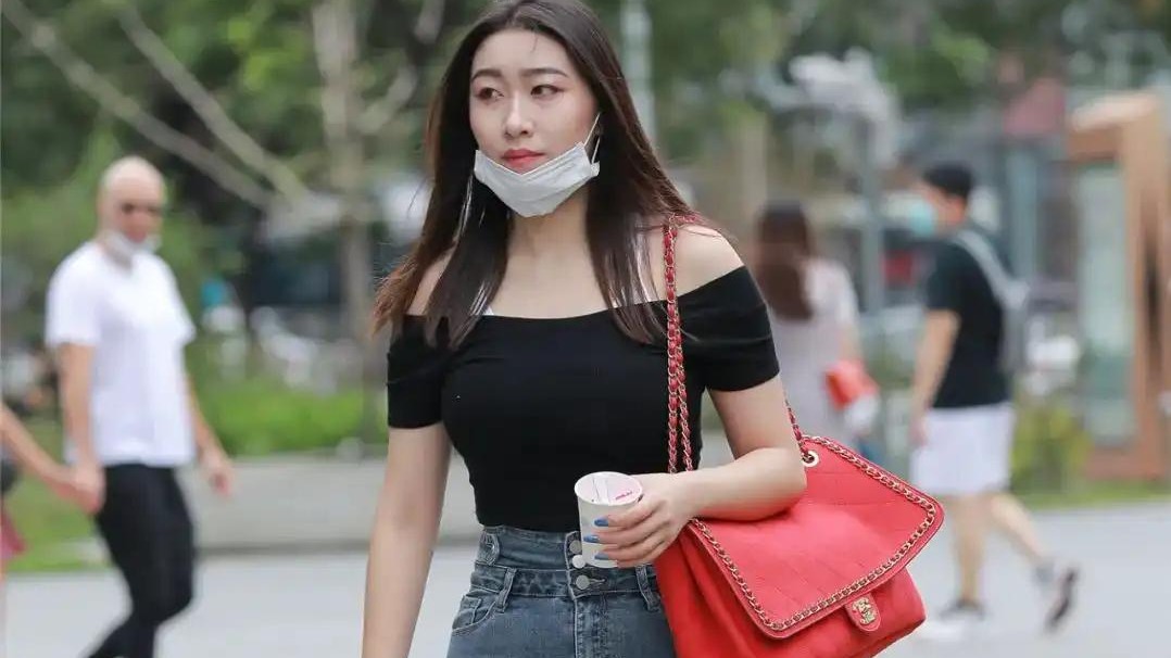 田间诗|T恤衫搭配紧身牛仔裤，最质朴的装扮总经得起时间考验！