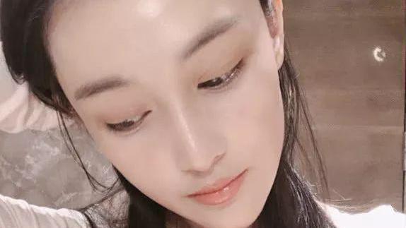 张馨予|32岁张馨予素颜比化妆还嫩？学她护肤，敏感肌也能变“水光肌”