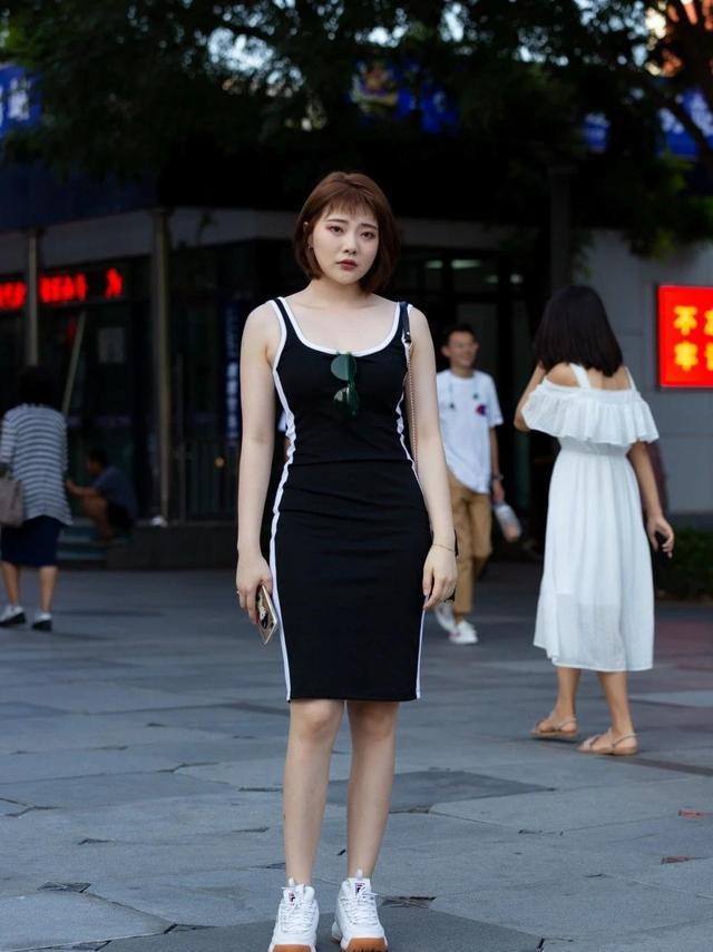 微胖的女生怎么穿好看?一身黑色包臀裙性感优雅,尽显女神魅力