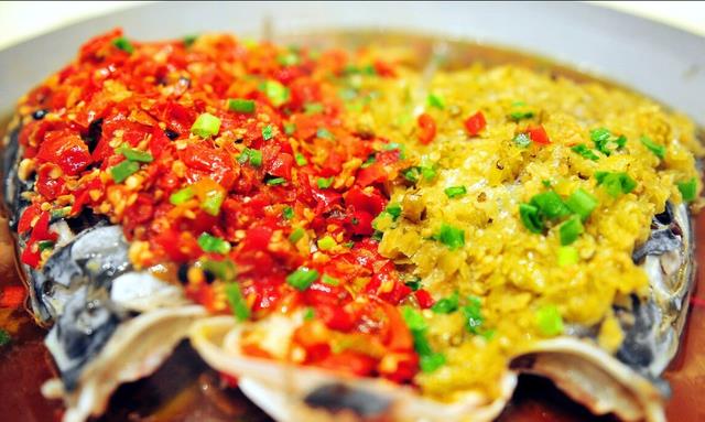 剁椒鱼头|剁椒鱼头是湘菜还是川菜？大厨分享经典做法，香辣鲜嫩完全不腥