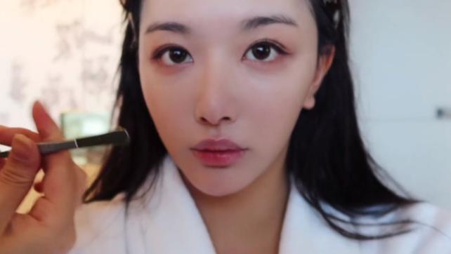 孔雪儿|孔雪儿晒活动vlog，长发及腰美甲抢镜，化妆前后像换了一个人
