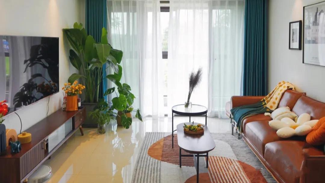 参观她家才发现，全屋刷大白不是为了省钱，是真的百搭耐看，漂亮