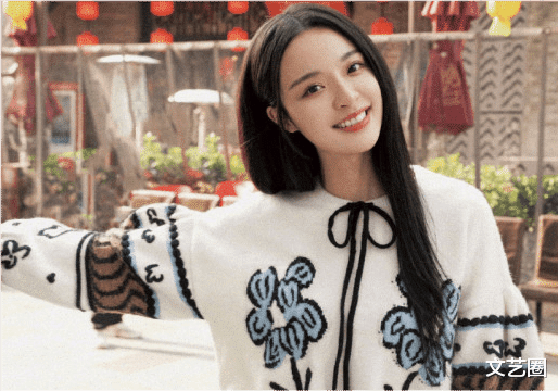 李莎旻子和隔壁老樊逛街被偶遇，两人全程牵手甜蜜自拍，画面高甜羡煞网友