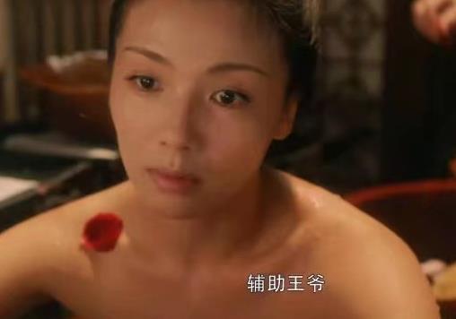 43岁刘涛与周渝民鸳鸯戏水，演15岁少女吻戏被吐槽：太过辣眼睛