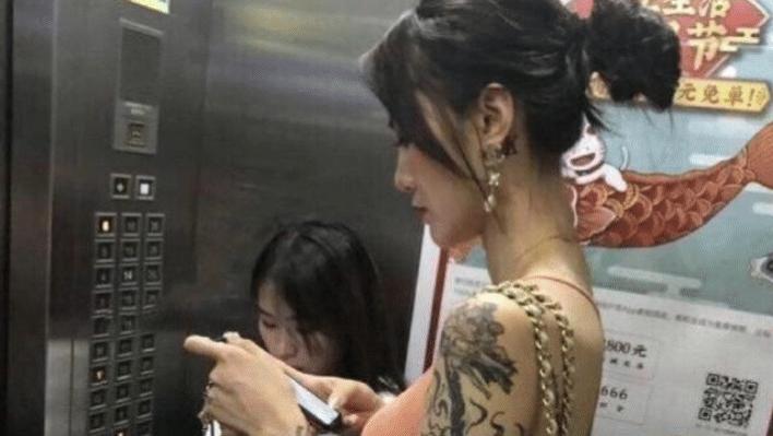 海棠湾情说|“和表婶健身完，出门时她内衬忘了放下来，画面太辣眼！”哈哈哈帮帮忙啊