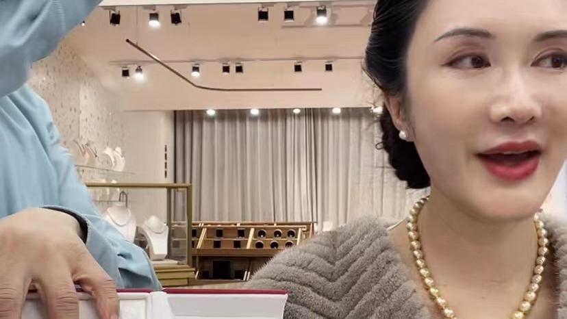 张纪中|张纪中夫妇卖货太拼了，直播到深夜，一串珍珠项链上万元！