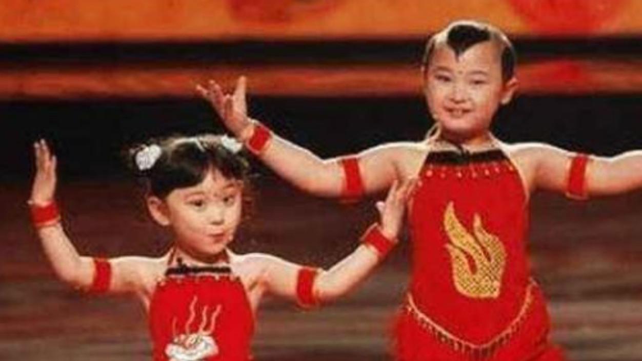 邓鸣贺|6岁上春晚8岁去世，父母的“摇钱树”，邓鸣贺的悲剧该由谁买单？